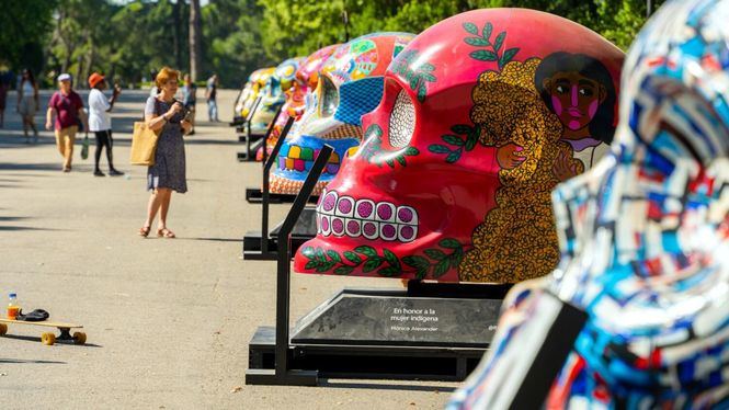 Una exposición de cráneos gigantes llena de color el Parque de El Retiro de Madrid