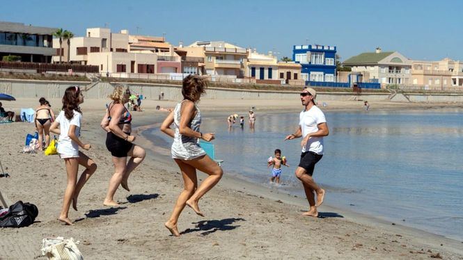 Las playas de Cartagena se llenan este verano de actividades deportivas gratuitas