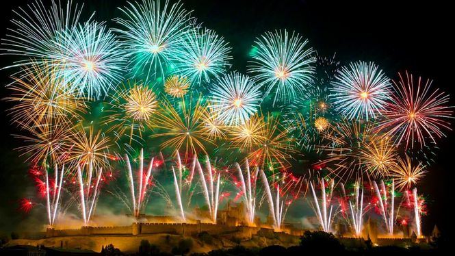 Carcassonne celebra la fiesta nacional francesa con un increíble espectáculo pirotécnico