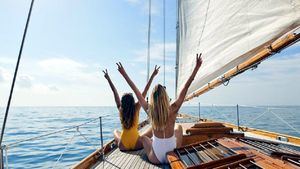 Razones para viajar con amigos en un barco este verano