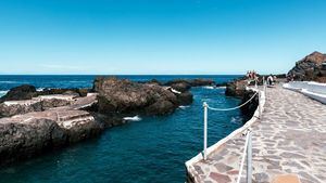 Recorrido por las piscinas de lava natural de Tenerife