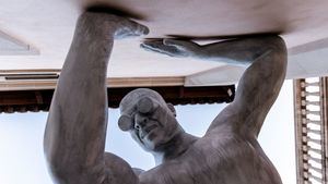 Una escultura de Emanuelle Giannelli en la fachada Cap Vermell Grand Hotel en Mallorca