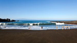 Hoteles Landmar organizan una jornada para recuperar la limpieza en las playas de Tenerife