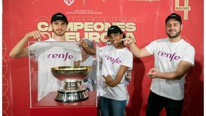 La copa del EuroBasket de la selección española expuesta en el vestíbulo de la estación de Atocha Cercanía