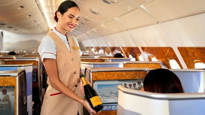 Emirates, la única aerolínea del mundo que sirve a bordo los mejores champanes