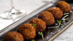 Disfrutar de las croquetas del restaurante Hensi Madrid