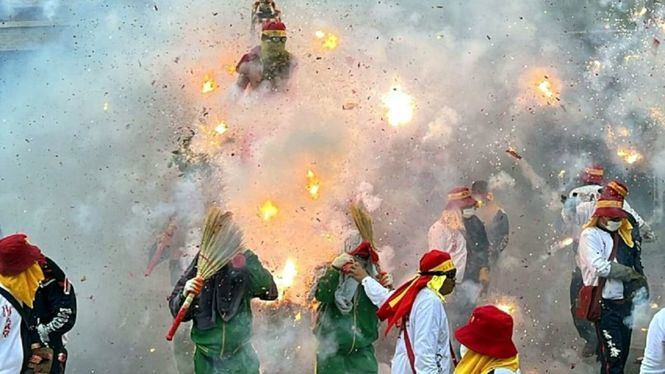 Vuelve el bombardeo al Maestro Handan, emocionante festividad religiosa de Taiwán