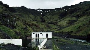La aerolínea PLAY vuela a los mejores baños termales de Islandia desde España