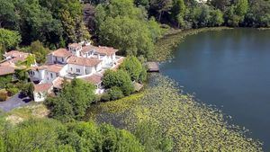 El hotel de lujo Brindos Lac & Château reabre con nuevas actividades como la pelota vasca