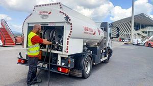 Iberia Airport Services y Repsol utilizan combustible renovable en el aeropuerto de Bilbao