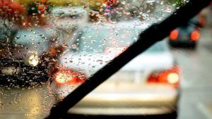 ¿Qué hacer si te sorprende una fuerte lluvia en el coche?