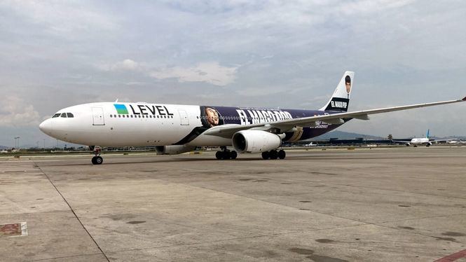 La aerolínea LEVEL presenta el avión que llevará la imagen de El Mago Pop a Estados Unidos