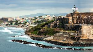 Celebrar la noche mágica de agua y fuego de San Juan en Puerto Rico