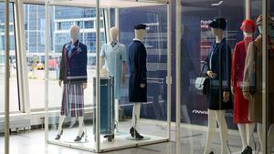Finnair reúne en el aeropuerto de Helsinki los uniformes más representativos de la aerolínea