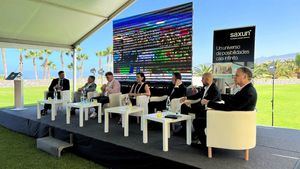 Profesionales del sector hotelero de Tenerife participan en el debate del Grupo Vía