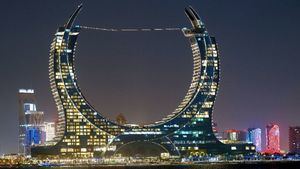 El recorrido de slackline LED más largo del mundo se consigue en las Katara Towers de Qatar