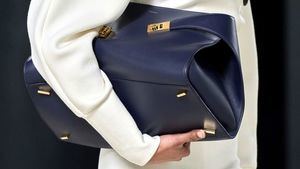 The Hug Bag de Fall Winter, el nuevo bolso de mano de Ferragamo