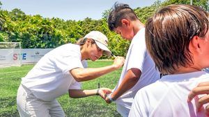 La futbolista Kenti Robles visita los clínics de la Fundación Real Madrid