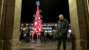 El árbol diseñado por Roberto Verino lucirá todas las Navidades en la Plaza Mayor de Madrid
