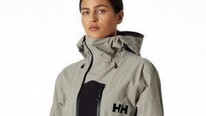 La nueva chaqueta urbana femenina de Helly Hansen, aliada de la moda y el esquí de travesía