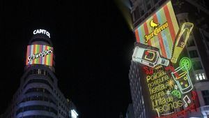 La marca Jose Cuervo coloca su propio neón junto al de Schweppes en Gran Vía