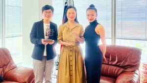 Vivía Chang, embajadora de Taiwán, recibe a Yu-Hsien Hsueh, ganadora de danza española