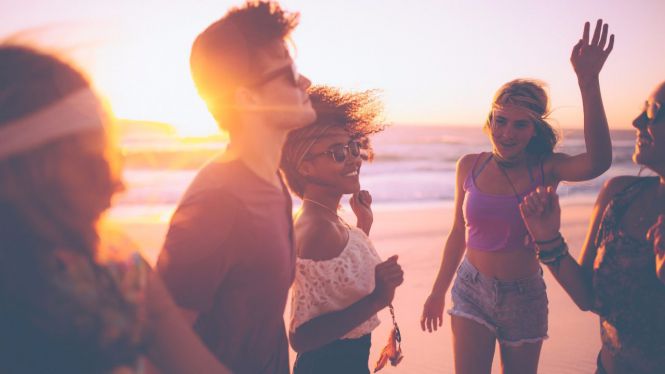 ¿En qué destino de playa podrás tener más oportunidades de conocer gente vía apps?