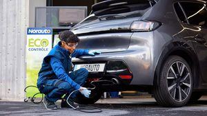 Pasos para ahorrar combustible y reducir las emisiones contaminantes del vehículo