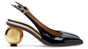 Ferragamo marca tendencia con el tacón de forma esférica en su nueva colección