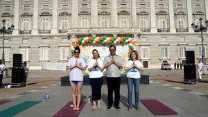 Madrid celebra la 11a edición del Día Internacional del Yoga en la Plaza de Oriente