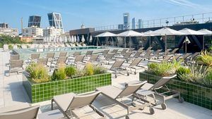 Viding Castellana, espacio con piscina panorámica y vistas al skyline de Madrid