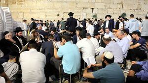 Miles de fieles conmemoran Tisha B’Av en el Muro Occidental