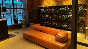 El hotel ME Madrid Reina Victoria cierra sus puertas y ECO-ONE vende todo su mobiliario