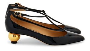 La nueva colección de Ferragamo rinde homenaje al tacón esférico creado en 1936