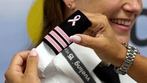 Galones rosas en Vueling por la lucha contra el cáncer de mama