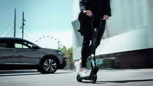 Peugeot 3008, el único vehículo con un patinete eléctrico como opción de equipamiento