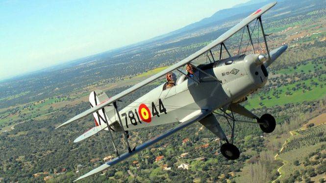Exhibición en vuelo de aviones históricos en Cuatro Vientos