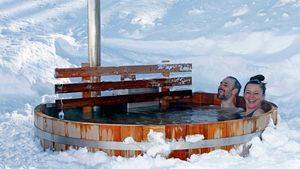 Bañadores y raquetas de nieve en Gourette