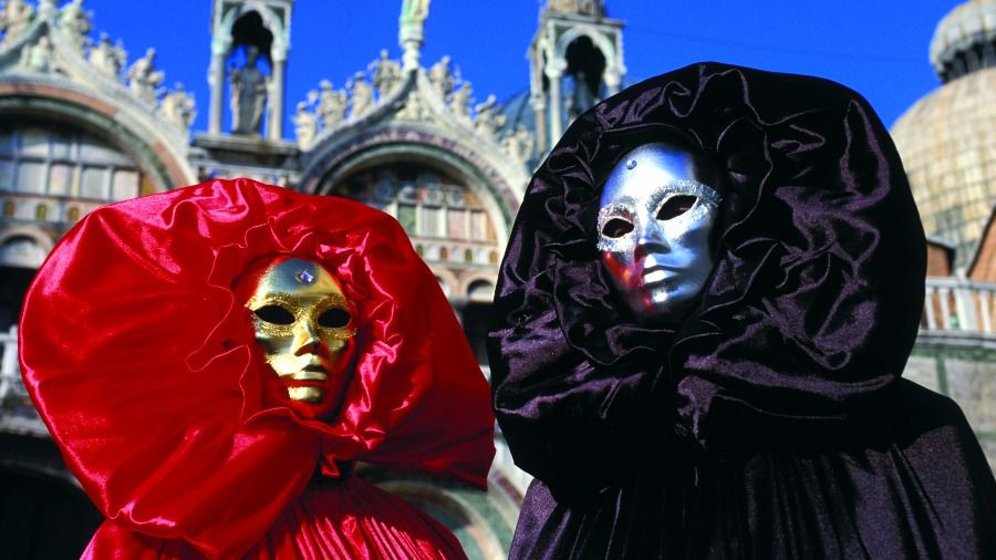 Recorrido carnavalero por distintos municipios de Italia