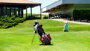 Comienza la primavera en plena montaña alavesa jugando al golf