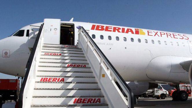 Iberia Express conmemora el Día Mundial de la Poesía a 33.000 pies de altura