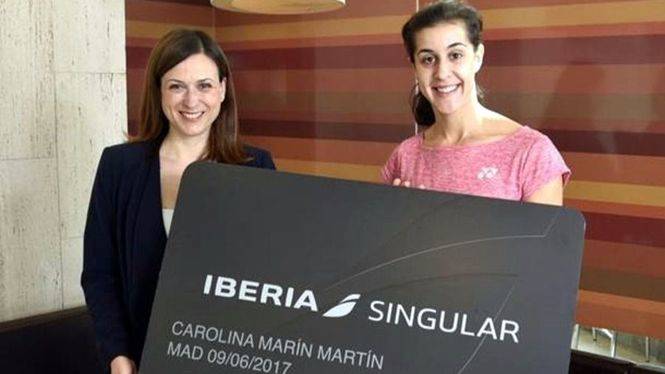 Iberia entrega a Carolina Marín su tarjeta Singular