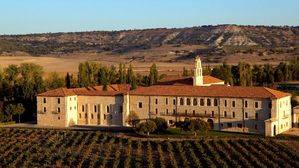 Abadía Retuerta LeDomaine. Fachada entre viñedos