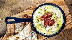 Provoleta con tomate y perfumada con trufa blanca