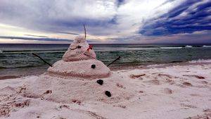 Muñeco de nieve en la playa