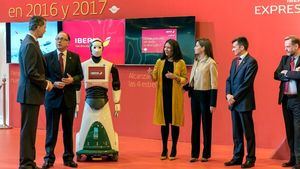 SSMM los Reyes recibidos por una robot en el stand de Iberia de FITUR