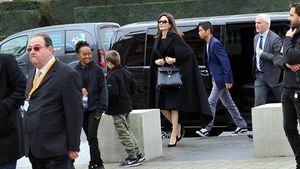 Angelina Jolie elige Ferragamo para pasear por París