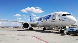 Air Europa dedica un Dreamliner al VIII Centenario de la Universidad de Salamanca