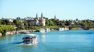 Torre del Oro y río