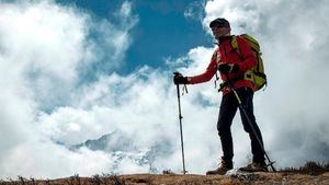 Carlos Soria y su equipo transitan por el Valle de Khumbu antes de ascender al Dhaulagiri